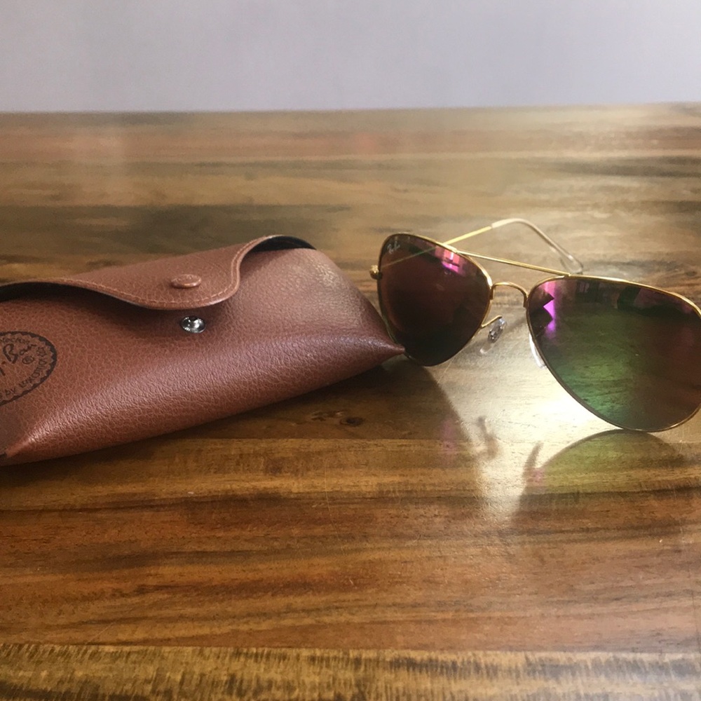 Women’s large aviator sunglasses.